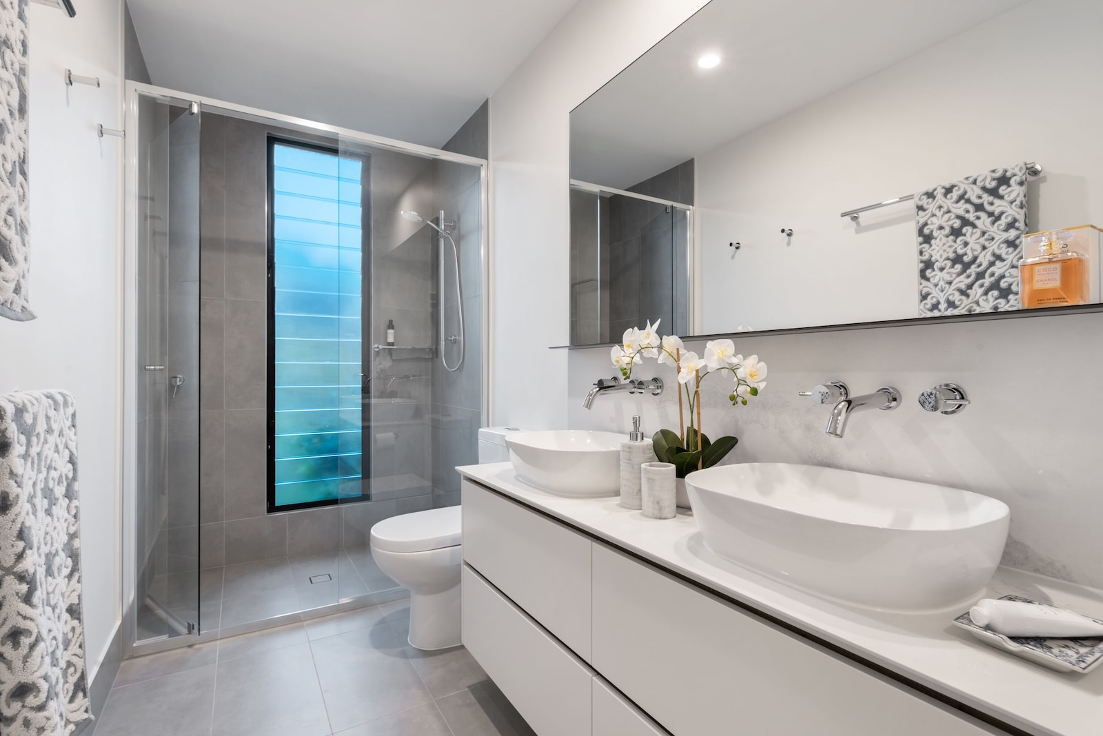aspectos técnicos y decorativos que debes considerar para hacer de tu baño un espacio funcional y atractivo